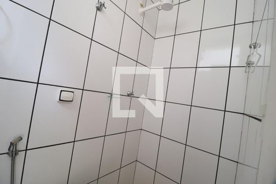 Banheiro de serviço de casa para alugar com 4 quartos, 420m² em Jardim Karaíba, Uberlândia