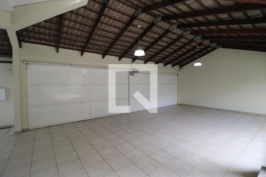 Garagem de casa para alugar com 4 quartos, 420m² em Jardim Karaíba, Uberlândia