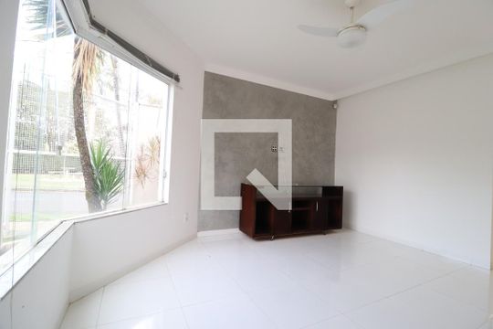 Sala de TV de casa para alugar com 4 quartos, 420m² em Jardim Karaíba, Uberlândia