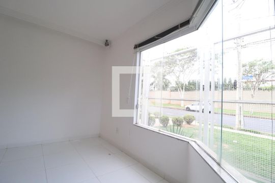 Sala de TV de casa para alugar com 4 quartos, 420m² em Jardim Karaíba, Uberlândia