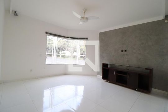 Sala de TV de casa para alugar com 4 quartos, 420m² em Jardim Karaíba, Uberlândia