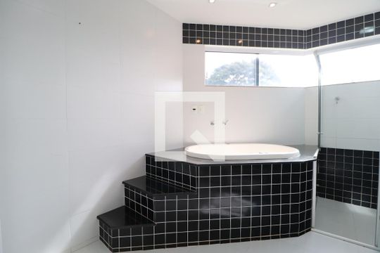 Banheiro Suíte 1 de casa para alugar com 4 quartos, 420m² em Jardim Karaíba, Uberlândia