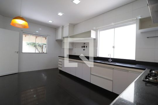 Cozinha de casa para alugar com 4 quartos, 420m² em Jardim Karaíba, Uberlândia