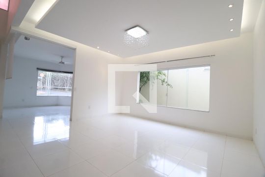 Sala de casa para alugar com 4 quartos, 420m² em Jardim Karaíba, Uberlândia