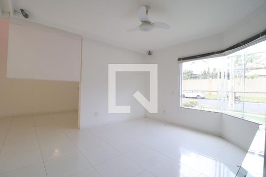 Sala de TV de casa para alugar com 4 quartos, 420m² em Jardim Karaíba, Uberlândia