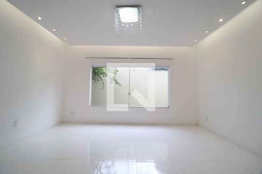 Casa para alugar com 4 quartos, 420m² em Jardim Karaíba, Uberlândia