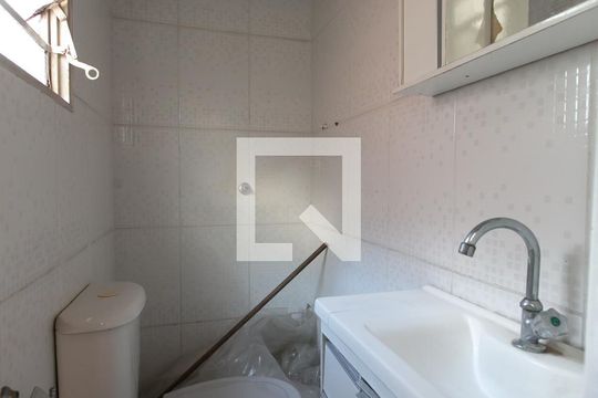 Banheiro 3 de casa à venda com 6 quartos, 200m² em Conjunto Habitacional Aguia de Haia, São Paulo