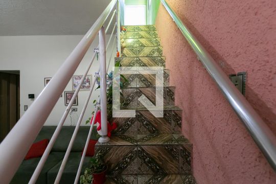 Escada  de casa à venda com 6 quartos, 200m² em Conjunto Habitacional Aguia de Haia, São Paulo