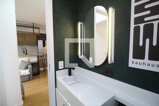 Banheiro de apartamento para alugar com 2 quartos, 45m² em Jacarepaguá, Rio de Janeiro