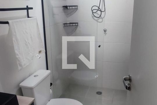 Banheiro de kitnet/studio para alugar com 1 quarto, 25m² em Pinheiros, São Paulo