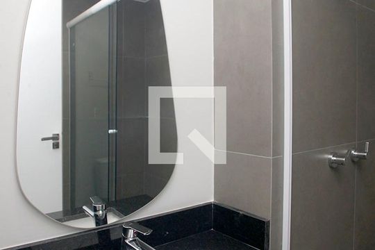 Banheiro de kitnet/studio para alugar com 1 quarto, 26m² em Rio Branco, Porto Alegre