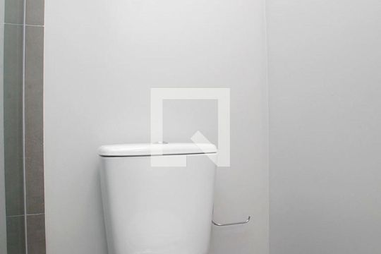 Banheiro de kitnet/studio para alugar com 1 quarto, 26m² em Rio Branco, Porto Alegre