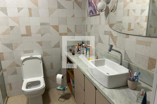 banheiro da suíte  de casa à venda com 3 quartos, 178m² em Vila Pires, Santo André