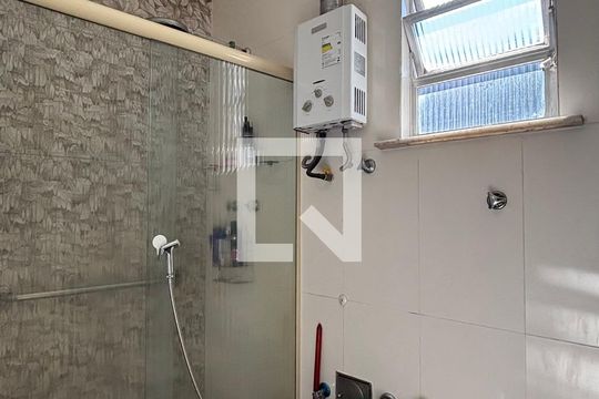 Banheiro social de apartamento à venda com 2 quartos, 90m² em Copacabana, Rio de Janeiro