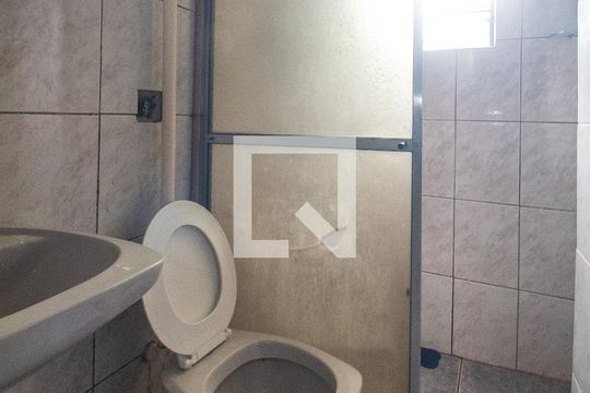 Banheiro de casa à venda com 2 quartos, 50m² em São José, Porto Alegre