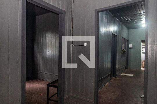 Corredor de casa à venda com 2 quartos, 50m² em São José, Porto Alegre