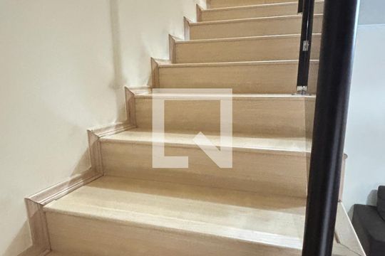 Escada de casa à venda com 3 quartos, 225m² em Vila Humaita, Santo André