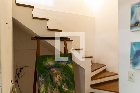 Escada para os Quartos de casa de condomínio para alugar com 3 quartos, 240m² em Aclimação, São Paulo