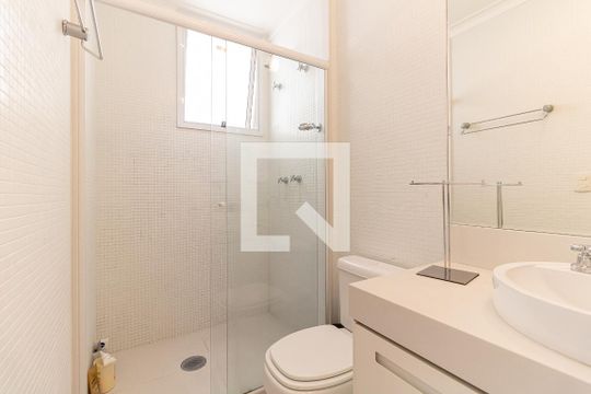 Banheiro da Suíte 2 de casa de condomínio para alugar com 3 quartos, 240m² em Aclimação, São Paulo