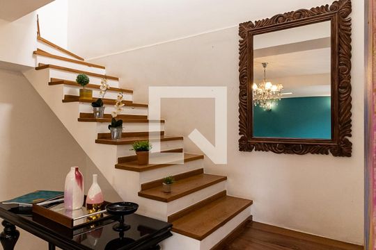 Escada para os Quartos de casa de condomínio para alugar com 3 quartos, 240m² em Aclimação, São Paulo
