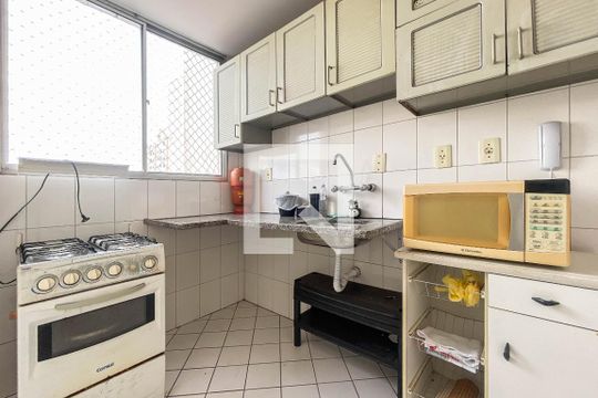 Cozinha de apartamento para alugar com 2 quartos, 54m² em Liberdade, São Paulo