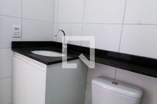 Banheiro de kitnet/studio para alugar com 1 quarto, 29m² em Vila Ernesto, São Paulo