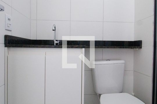 Banheiro de kitnet/studio para alugar com 1 quarto, 29m² em Vila Ernesto, São Paulo