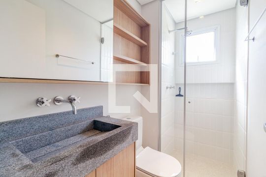 Banheiro de apartamento para alugar com 2 quartos, 49m² em Pinheiros, São Paulo