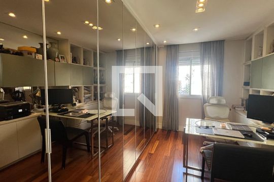 Closet da suíte 3 de apartamento para alugar com 4 quartos, 221m² em Paraíso, São Paulo
