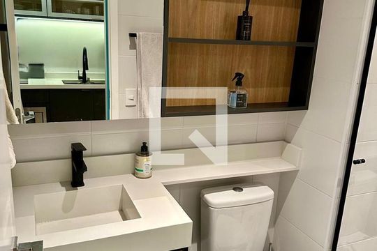 Banheiro de kitnet/studio à venda com 1 quarto, 26m² em Pinheiros, São Paulo
