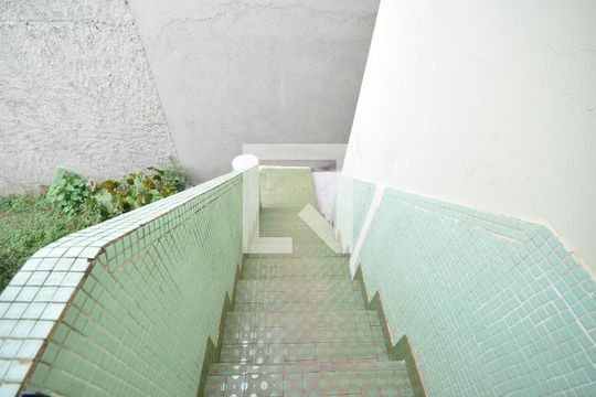 Escada de acesso à area de serviço de casa à venda com 3 quartos, 160m² em Vila Gustavo, São Paulo