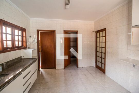 Cozinha de casa de condomínio para alugar com 3 quartos, 350m² em Alphaville, Santana de Parnaíba