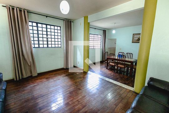 Casa à venda com 4 quartos, 250m² em Itatiaia, Belo Horizonte