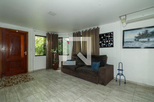 Sala de casa à venda com 3 quartos, 130m² em Jardim Floresta, Porto Alegre