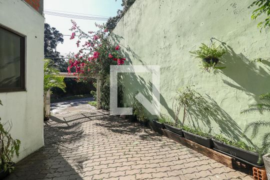 Quintal de casa à venda com 3 quartos, 130m² em Jardim Floresta, Porto Alegre
