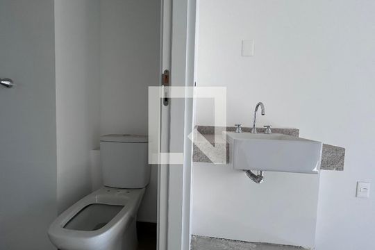 Banheiro social de kitnet/studio à venda com 1 quarto, 22m² em Jardim das Acacias, São Paulo