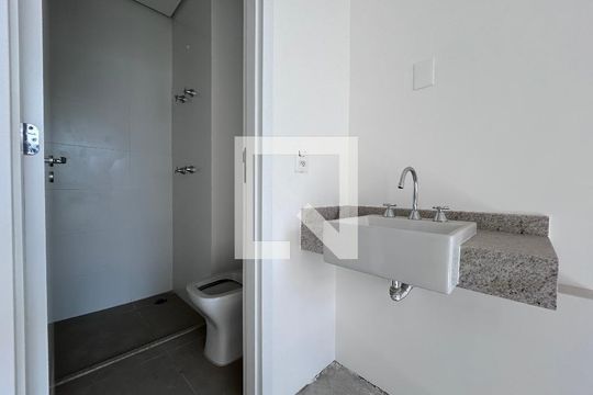 Banheiro social de kitnet/studio à venda com 1 quarto, 22m² em Jardim das Acacias, São Paulo