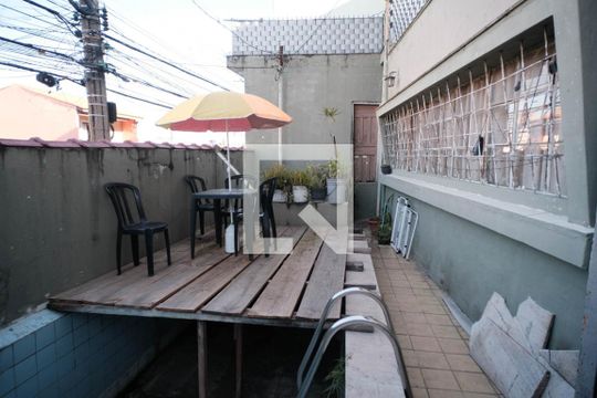 Área externa de casa para alugar com 4 quartos, 150m² em Jardim Três Marias, São Paulo