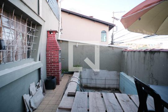 Área externa de casa para alugar com 4 quartos, 150m² em Jardim Três Marias, São Paulo