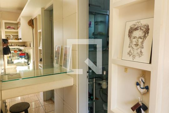 Banheiro de apartamento à venda com 1 quarto, 44m² em Azenha, Porto Alegre