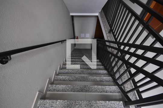 Escada de Acesso de apartamento para alugar com 1 quarto, 26m² em Vila Gustavo, São Paulo