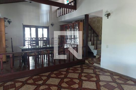 Casa à venda com 4 quartos, 400m² em Pendotiba, Niterói