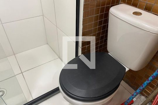 Banheiro de kitnet/studio para alugar com 1 quarto, 15m² em Mooca, São Paulo