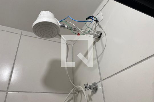 Banheiro de kitnet/studio para alugar com 1 quarto, 15m² em Mooca, São Paulo