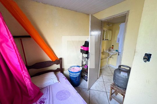 Quarto de Serviço de casa à venda com 3 quartos, 400m² em Milionários, Belo Horizonte