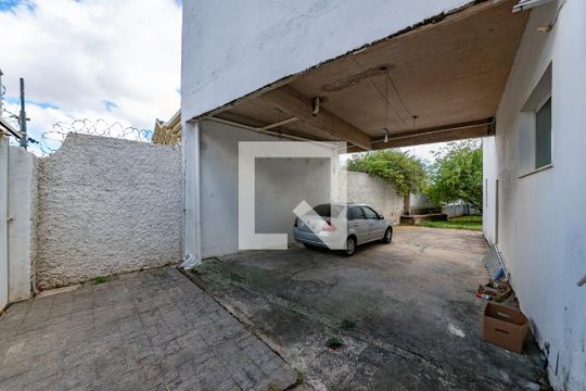 Garagem de casa para alugar com 3 quartos, 404m² em Estoril, Belo Horizonte