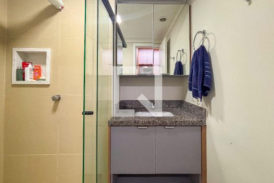 Banheiro de kitnet/studio à venda com 1 quarto, 25m² em Pinheiros, São Paulo