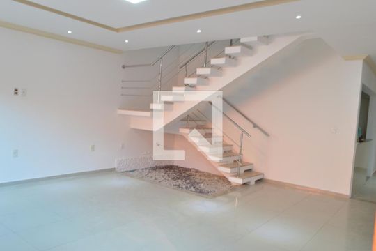 Sala de casa de condomínio para alugar com 3 quartos, 230m² em Taquara, Rio de Janeiro