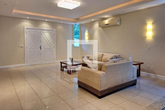 Sala 1 de casa à venda com 4 quartos, 334m² em Itaipu, Niterói