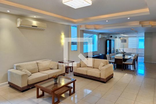 Casa à venda com 4 quartos, 334m² em Itaipu, Niterói